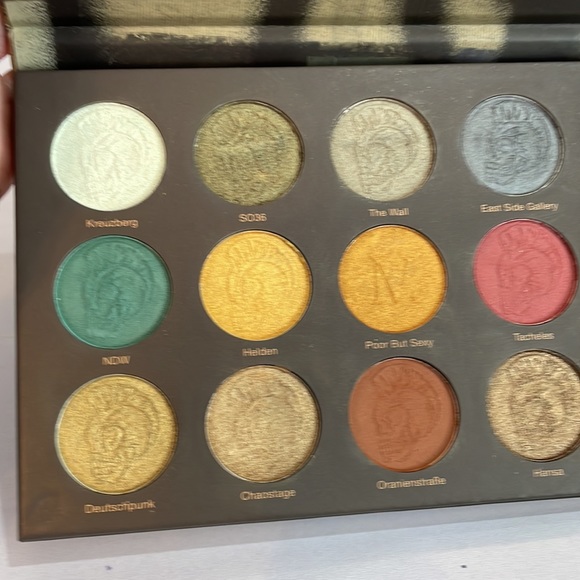 NOMAD Cosmetics Berlin Underground 15 Color Intense Eyeshadow Palette 🎨 - Picture 12 of 13